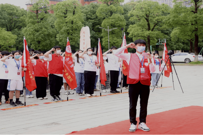 长沙医学院2022年大学生暑期三下乡社会实践活动启动暨授旗仪式顺利