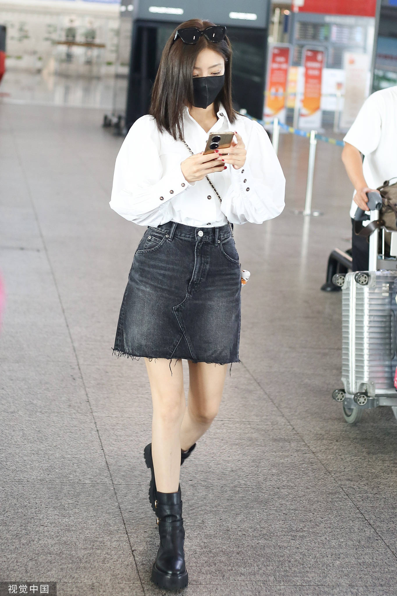邓家佳现身北京机场穿白衬衫搭牛仔短裙秀长腿
