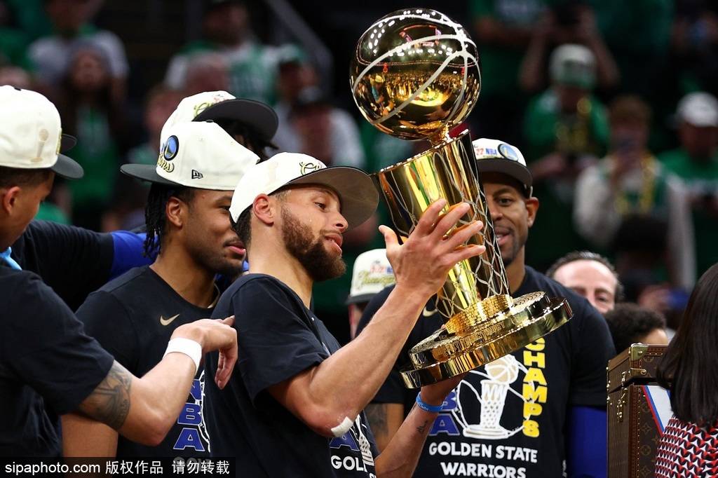 组图实至名归库里全票获得fmvp高举奖杯