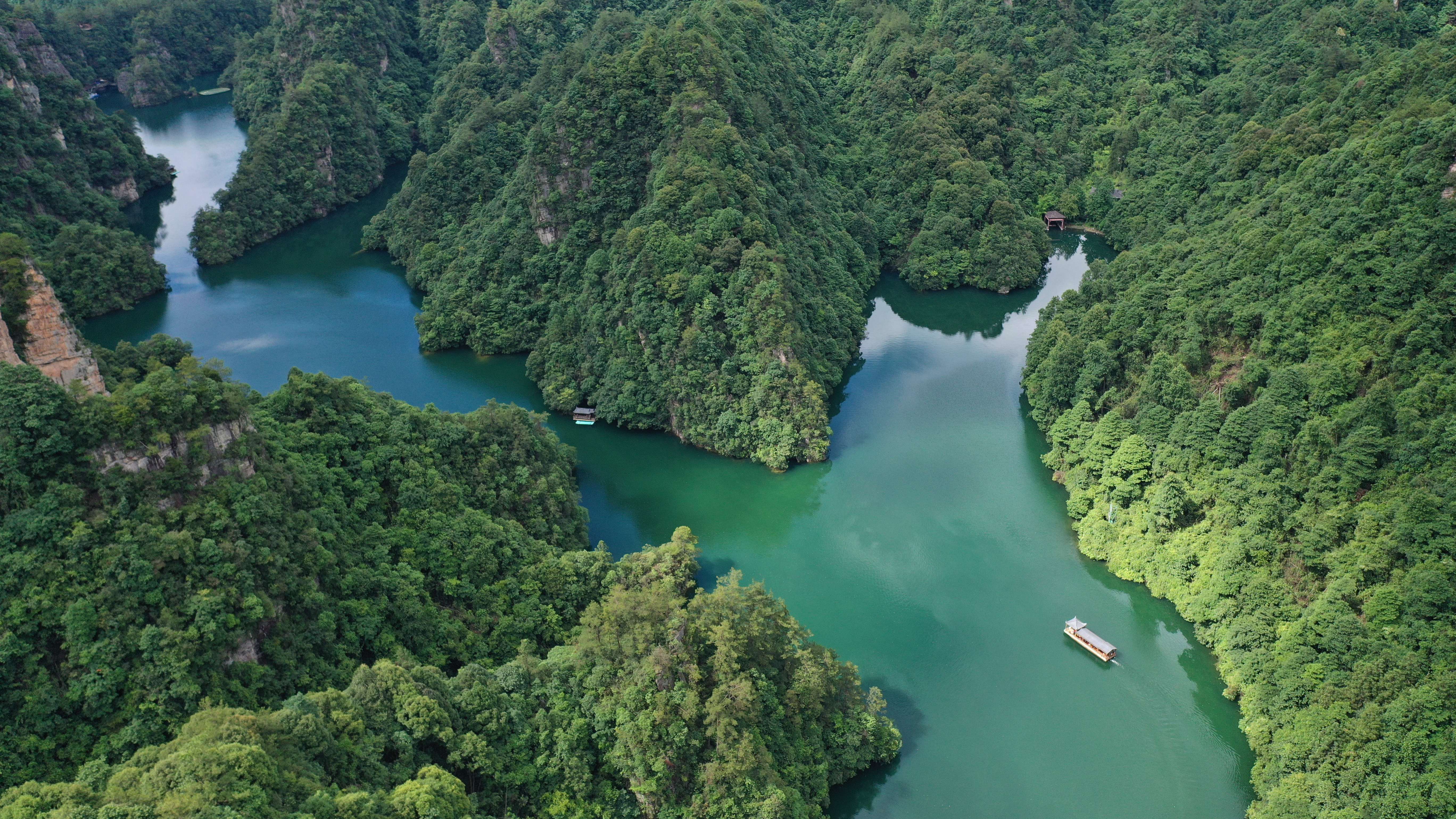 蓝天碧水宝峰湖 山水画卷入眼帘