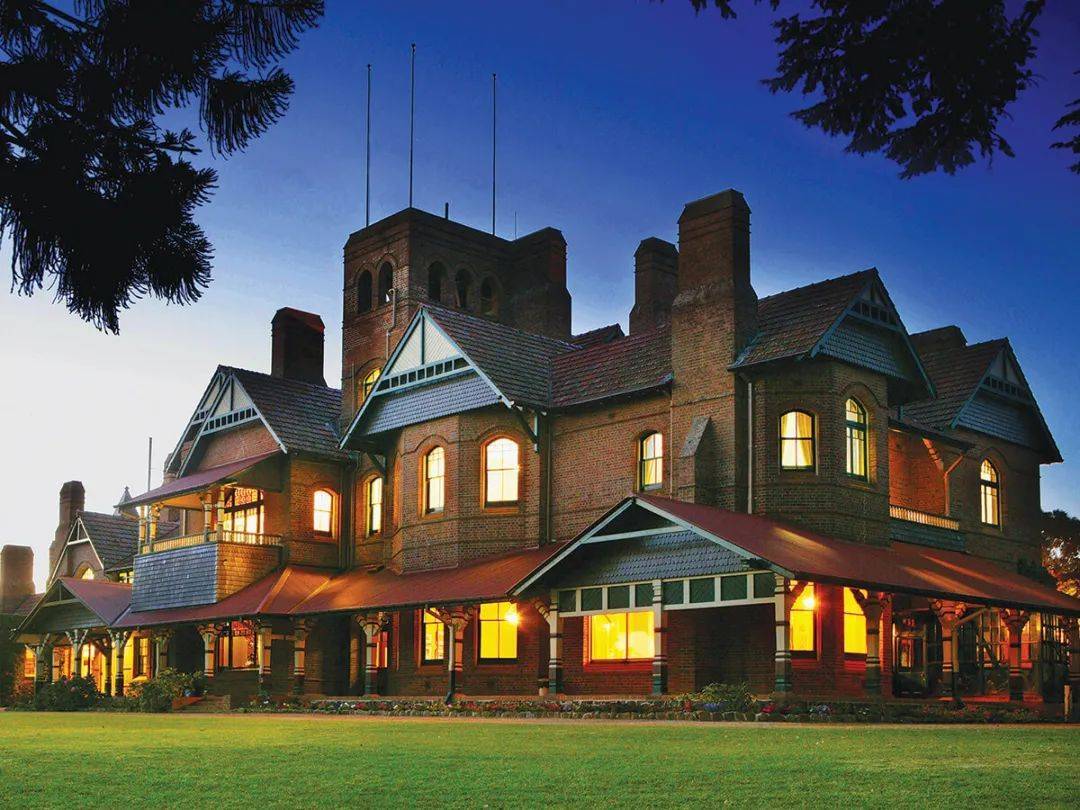 伍伦贡大学 qs 193伍伦贡大学是澳洲一所年轻型大学,以其优秀的学术