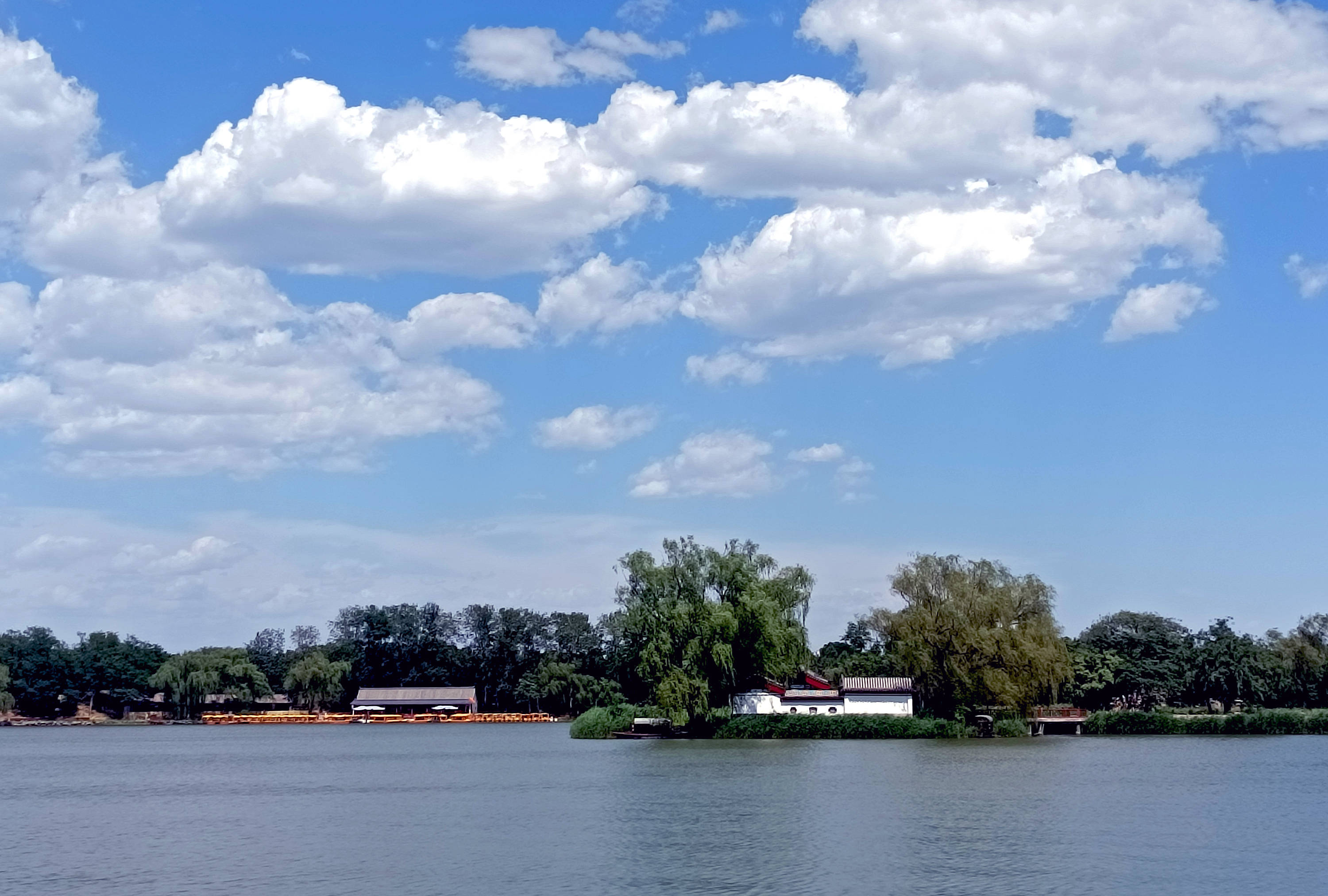 碧空万里云飘荡风吹平湖起波澜