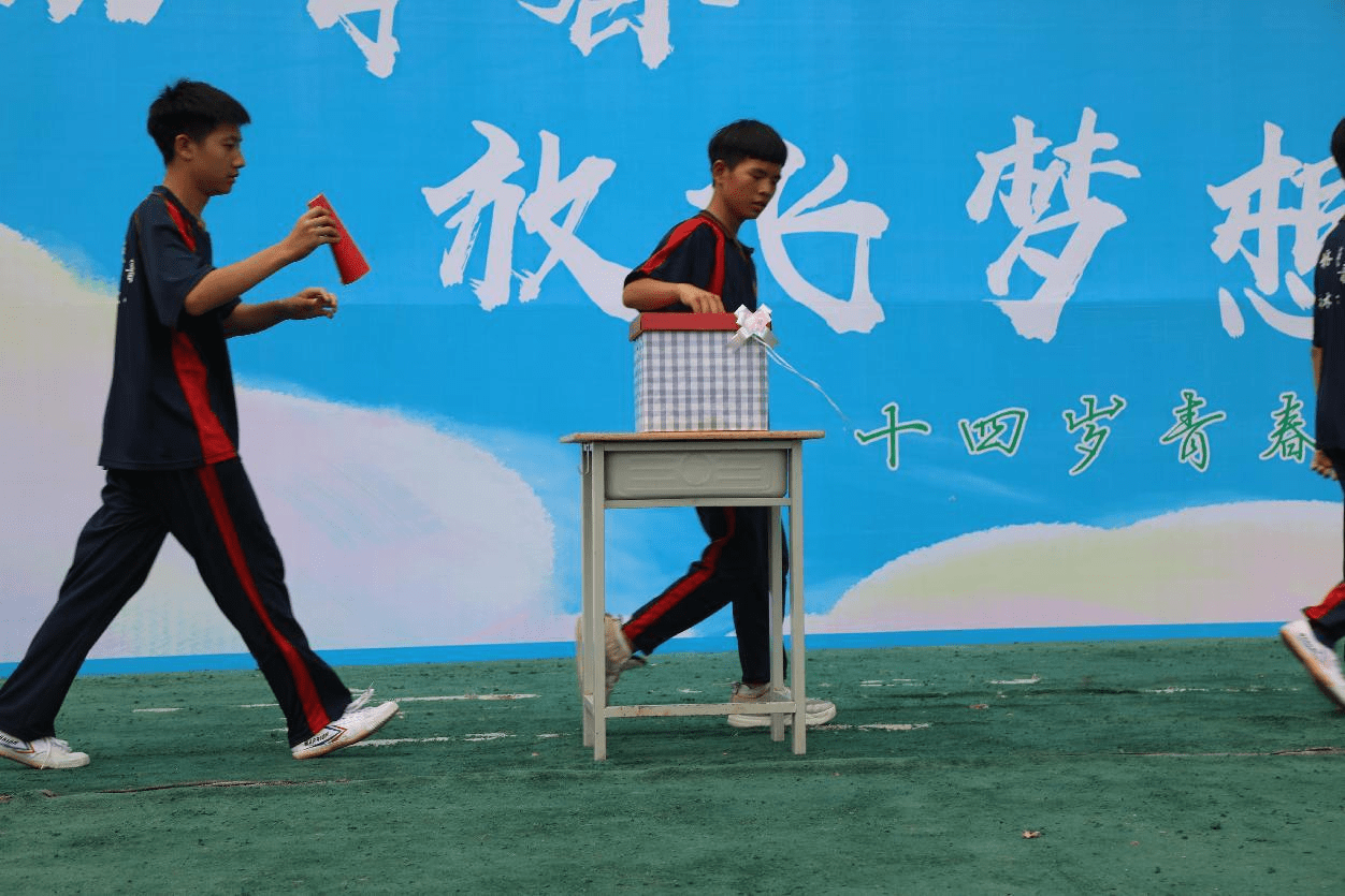 副总教练王云超和买洪伟主任带领学生们走过青春之门.