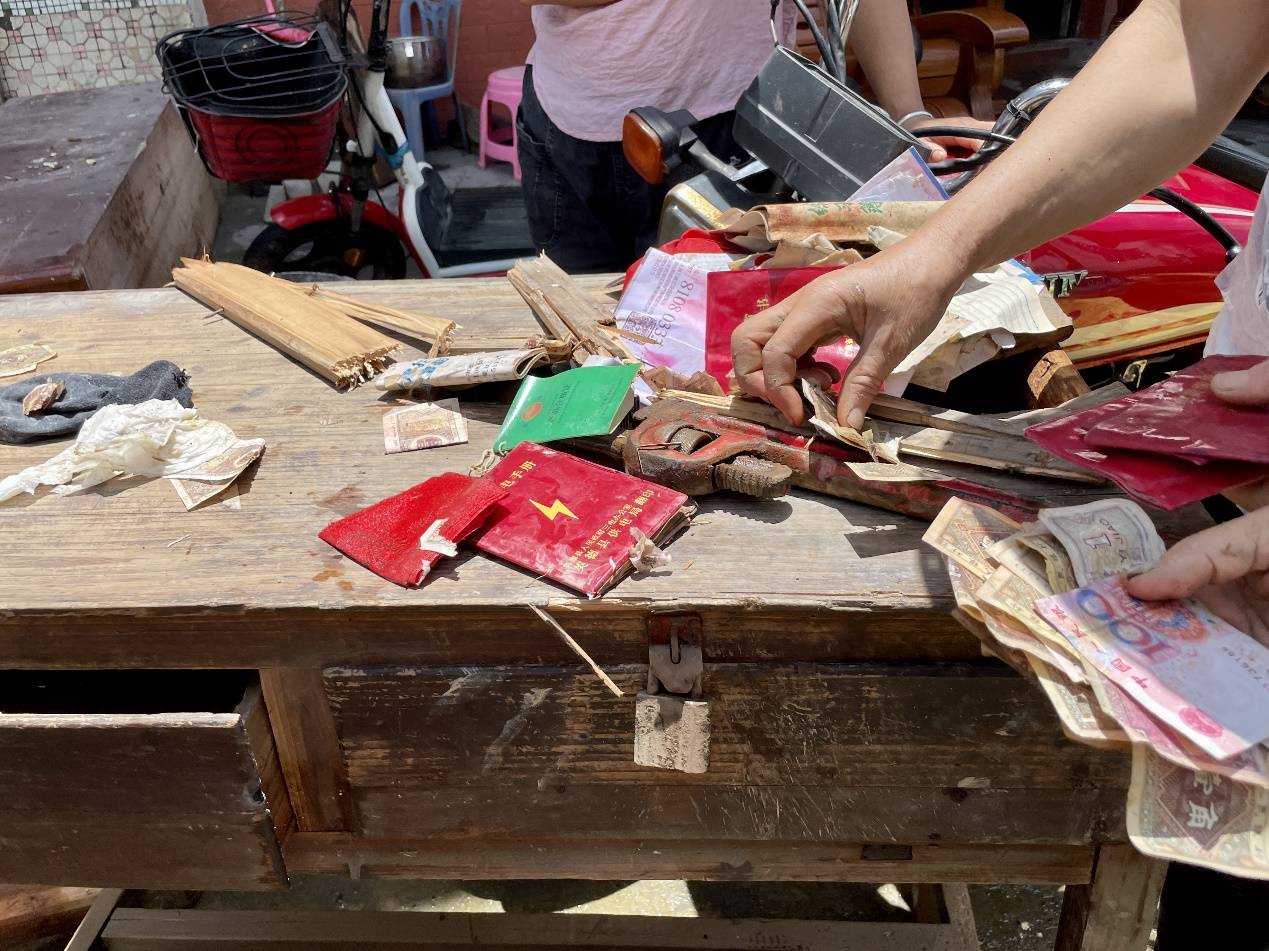广东英德洪水生存碎片:孕妇靠一袋泡面度日 拿不出房租搬新店 与洪水为邻往高处去