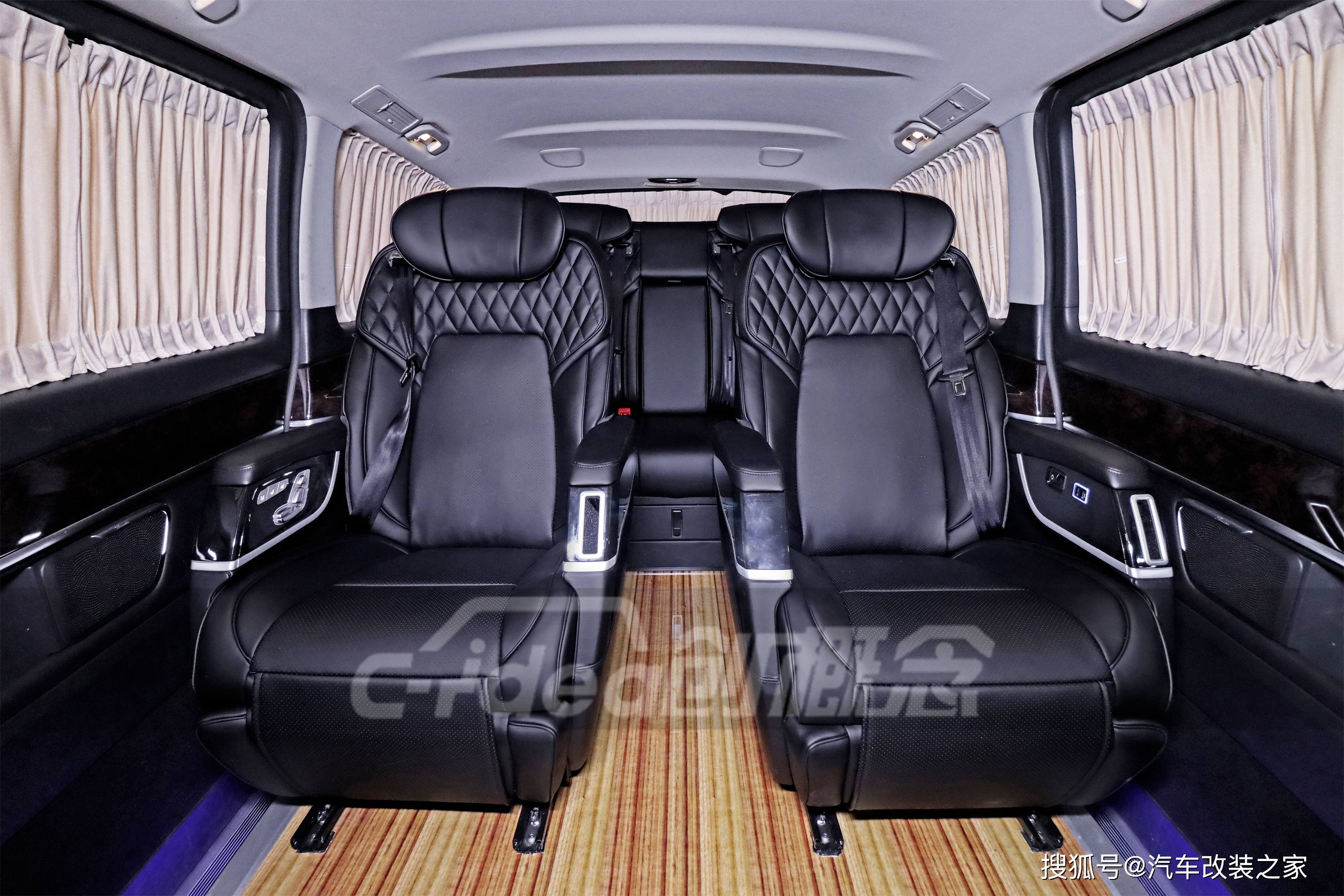 奔驰v250d改装七座无隔断黑色双开门内饰