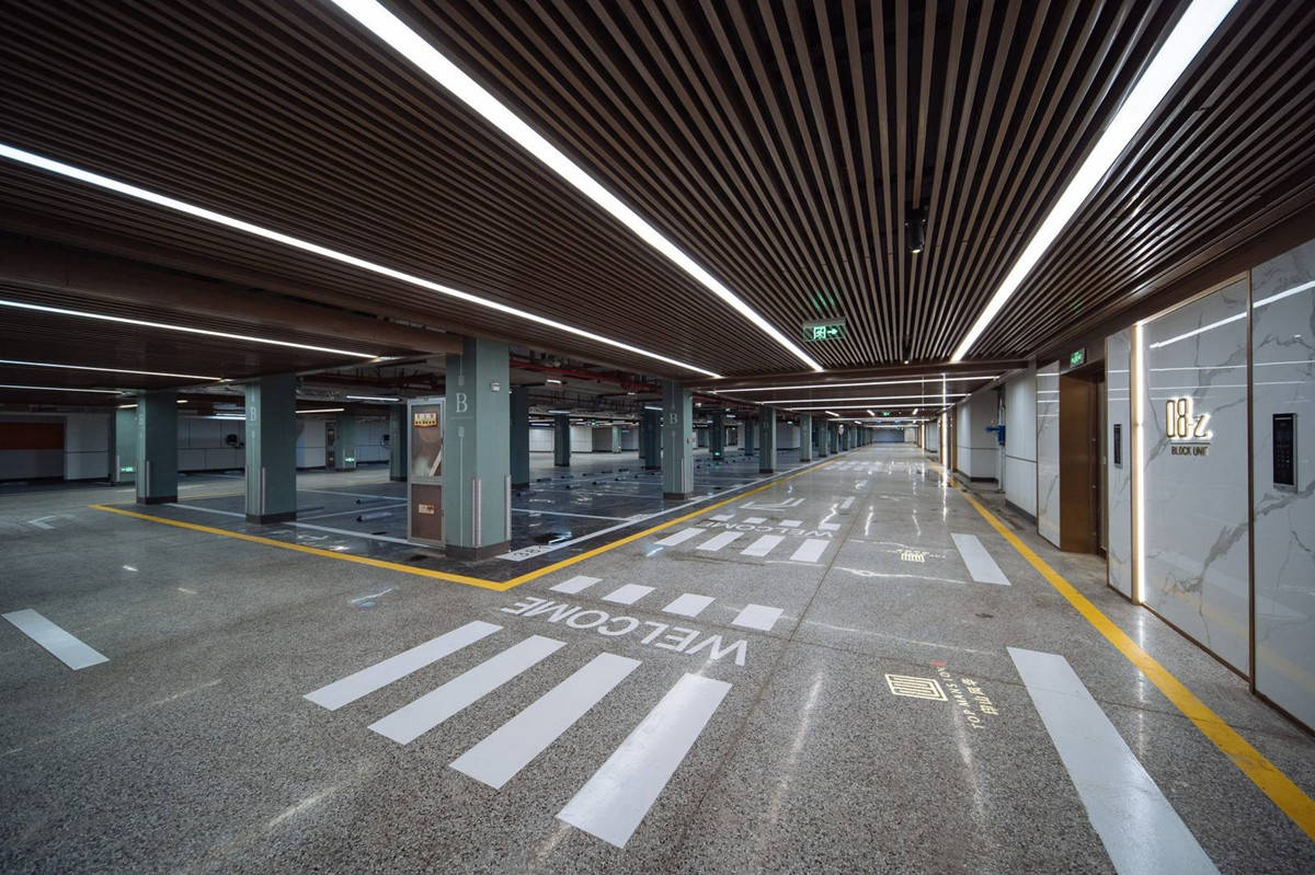 定制条形灯,墙面为干挂岩板,坡道墙面采用(葡萄牙米黄)仿石砖干挂