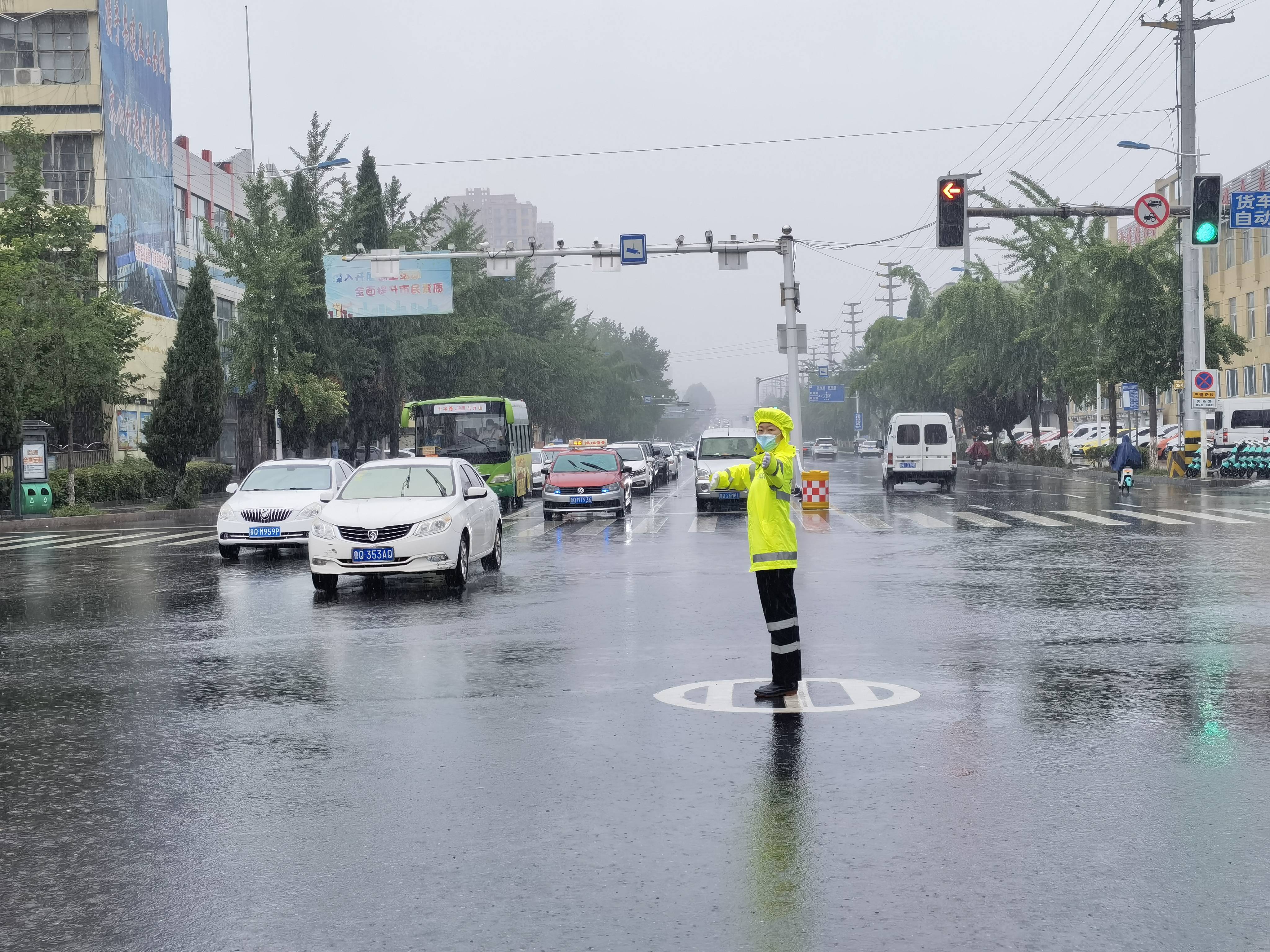 雨天守路人平安守护者莒南交警雨中执勤保畅通