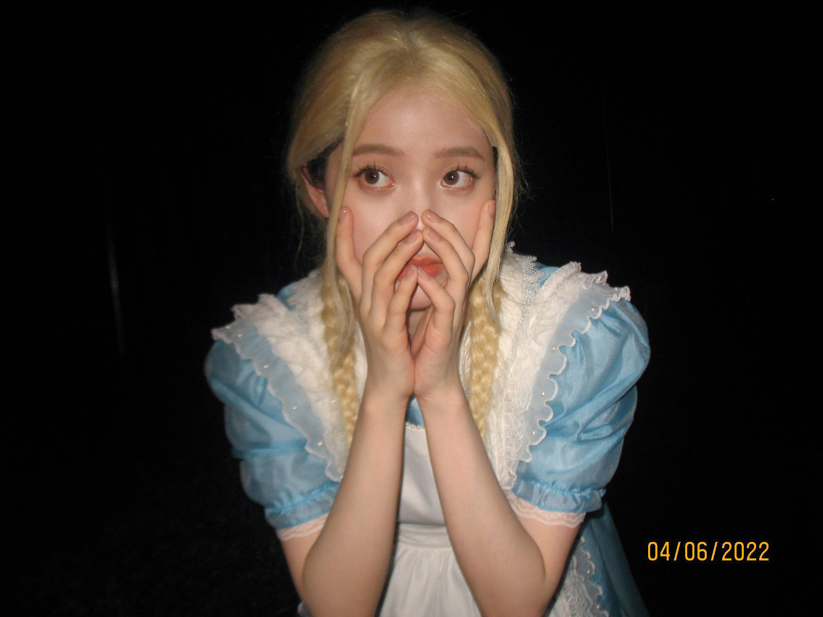 欧阳娜娜梦幻cos爱丽丝 金发造型有梦游仙境那味了