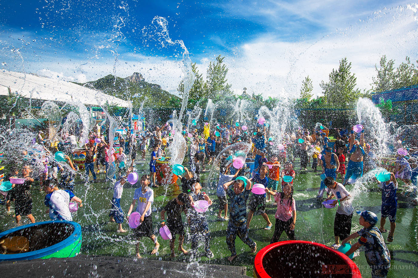 浙江避暑首选地宁波象山影视城泼水节开幕看他们玩得多嗨