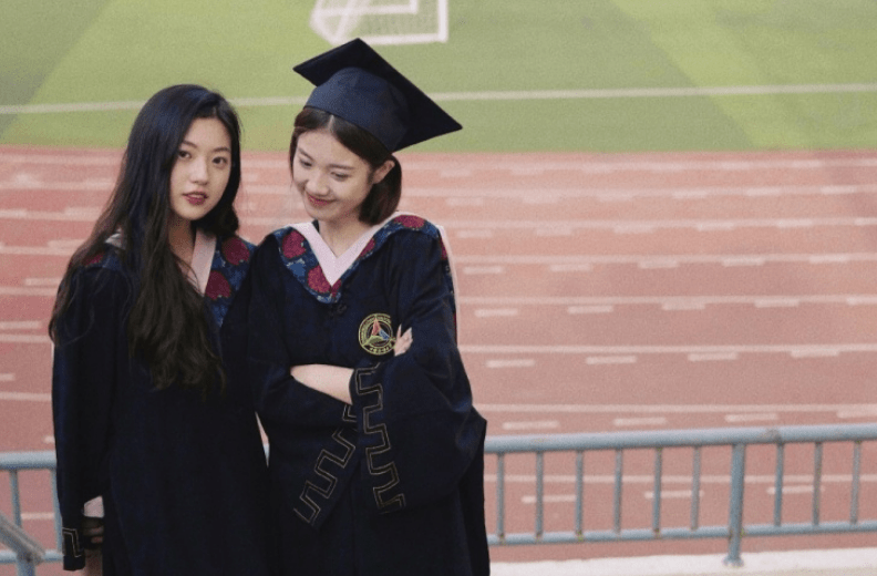 组图：高诗岩女友晒毕业照 青春靓丽笑容阳光