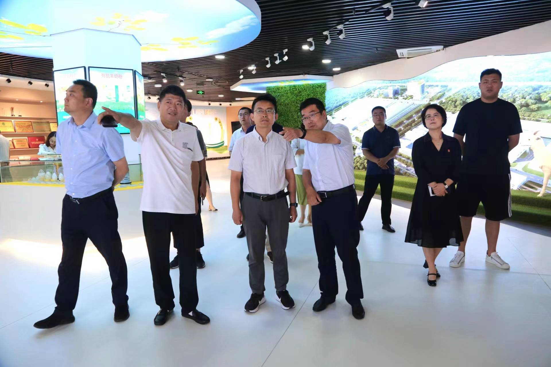 东西部协作专家委员会调研工作组走进圣唐乳业董事长徐长城做介绍