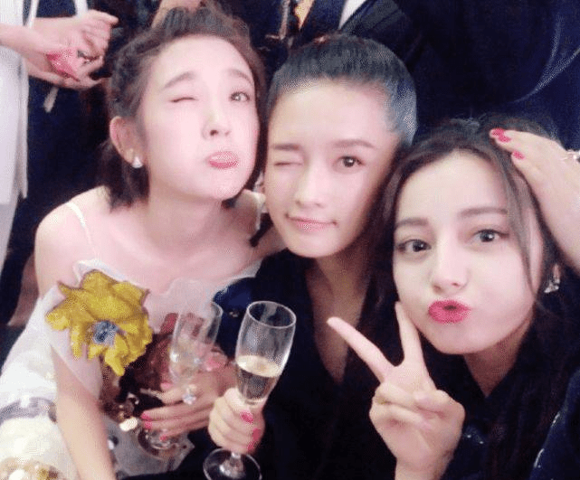 李沁和谁合照都美,唯独遇到刘亦菲,网友:清纯脸败给了天仙脸