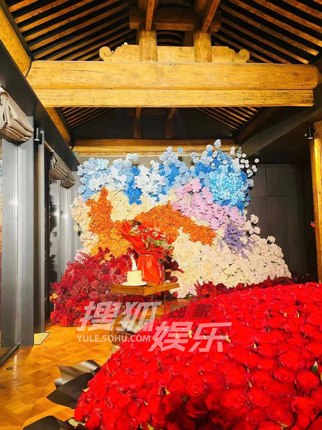 董文华60岁生日照曝光 碎花衬衫配珍珠项链状态良好