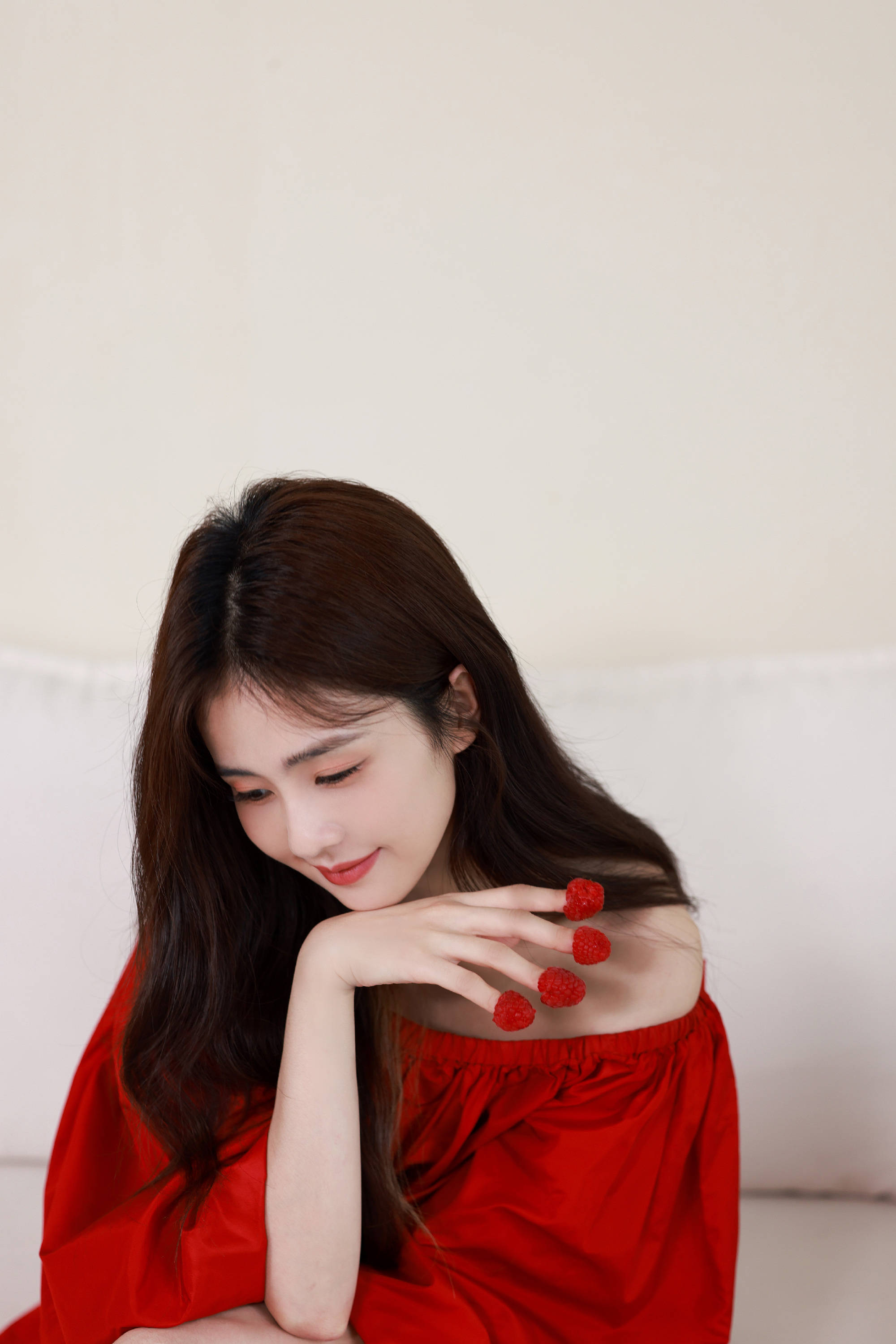 白鹿穿红色抹胸连衣裙明艳俏皮 少女娇羞美丽动人