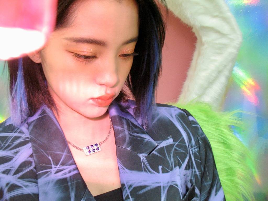 欧阳娜娜蓝色挑染短发造型 戴护目镜搞怪十分可爱