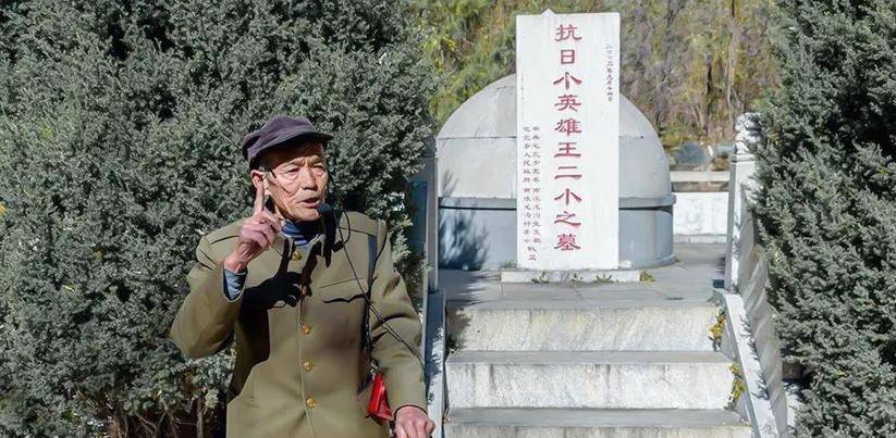 史林山常常坐在王二小的墓碑旁,给他讲村子里的变化,给他讲新中国的