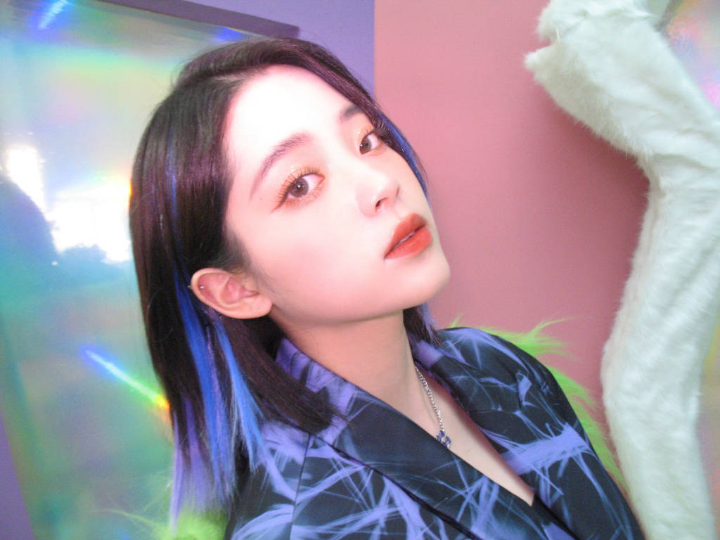 欧阳娜娜蓝色挑染短发造型 戴护目镜搞怪十分可爱