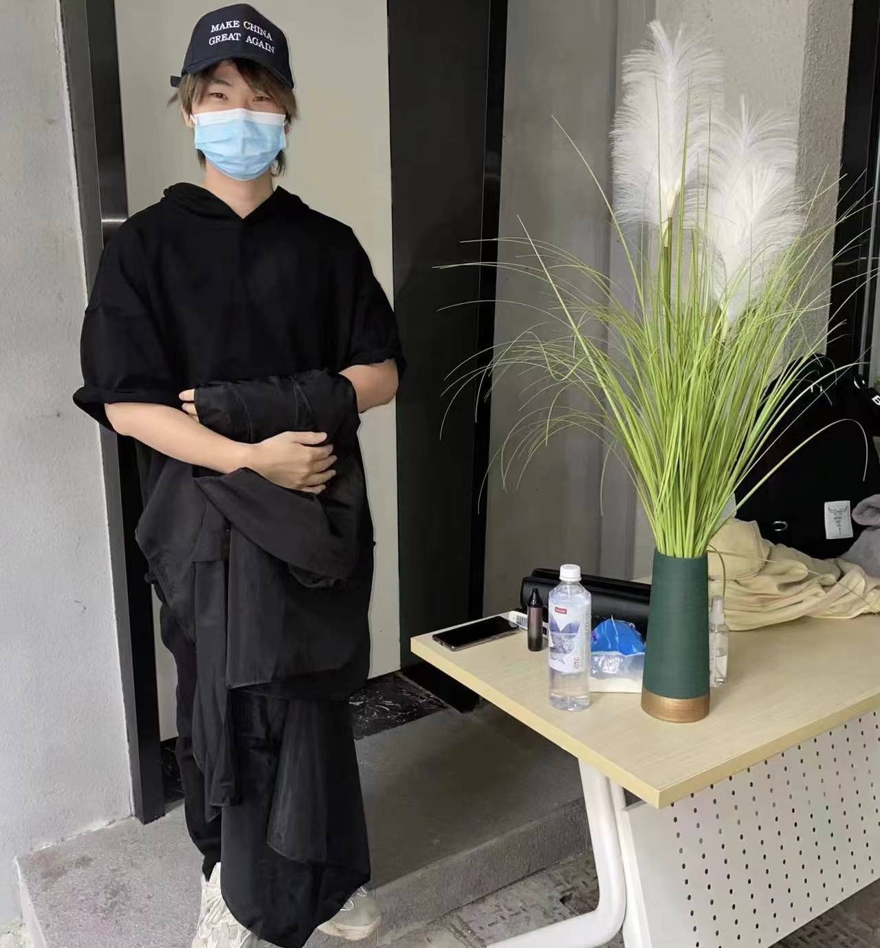 上海一家理发店倒闭 外国人捐钱挽救 老板是河南小伙初中辍学