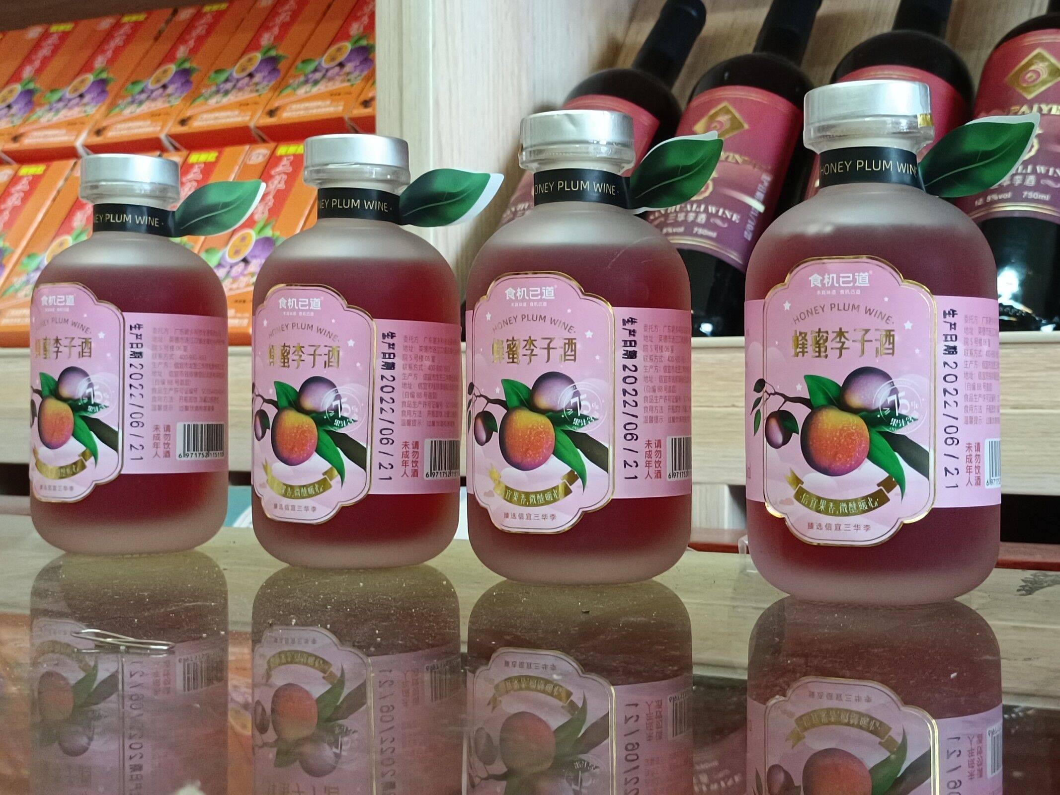 三华李酒厂的新产品—蜂蜜李子酒 郭屏屏摄撰稿人:刘映杏摄影:郭屏屏
