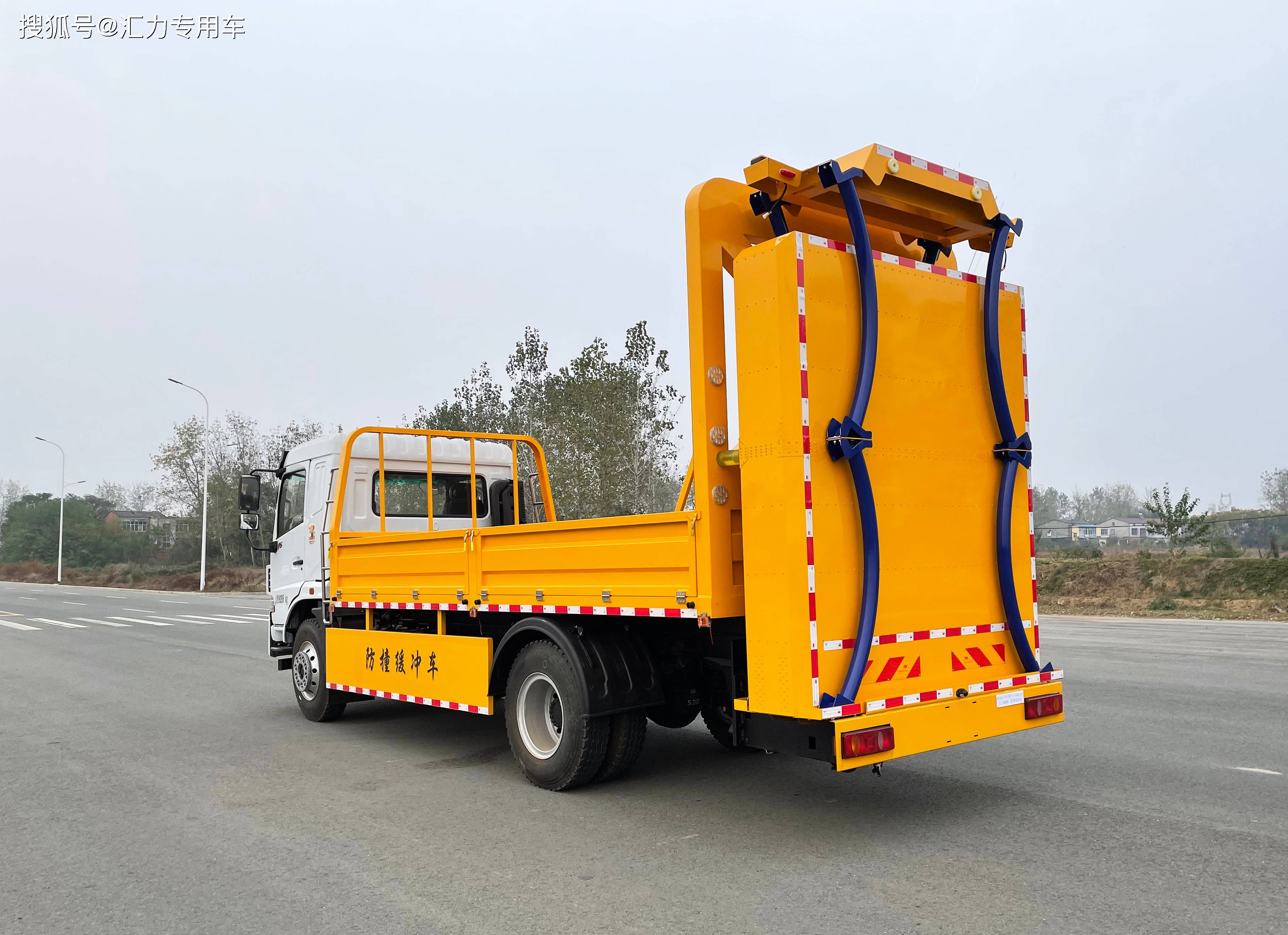 满足高速公路施工要求的防撞缓冲车东风12吨100k防撞警示车