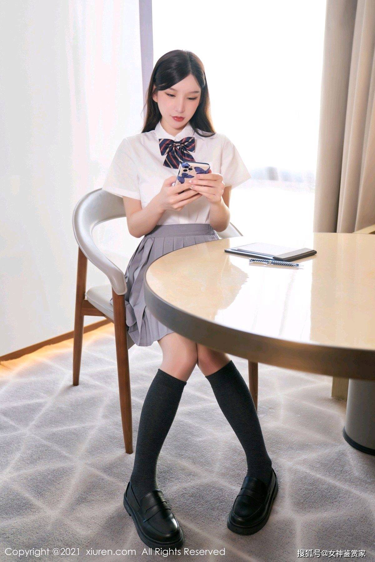 让周于希的一组jk制服写真带你重温那段美好的青春岁月吧
