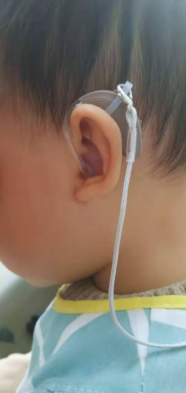 不想让他戴助听器太丢人别让愚昧毁了孩子一生