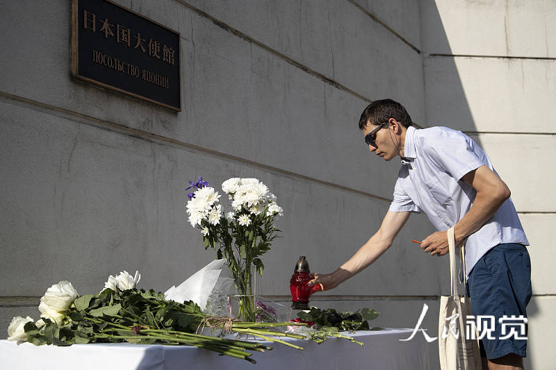 安倍晋三守灵仪式举行夫人安倍昭惠现身神情憔悴 搜狐大视野 搜狐新闻 安倍晋三守灵仪式举行夫人安倍昭惠现身神情憔悴 搜狐大视野 搜狐新闻