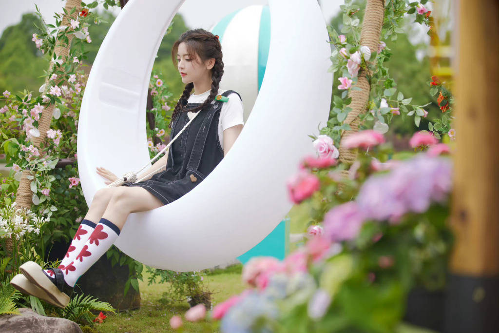 杨超越扎马尾录综艺清纯可爱 穿短裙秀长腿超元气