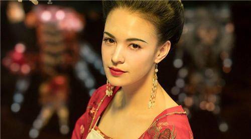 她是日本人公认的中国美女，被评为世界三大美女之一，名字很耳熟