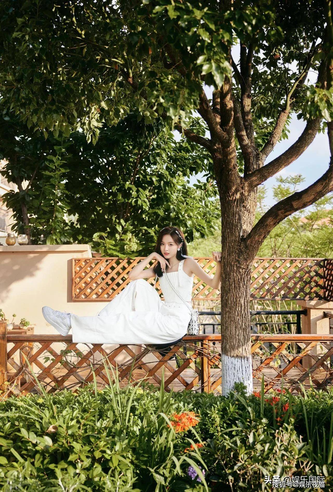 吴宣仪白色系编发造型出镜甜美可人清新而不失性感