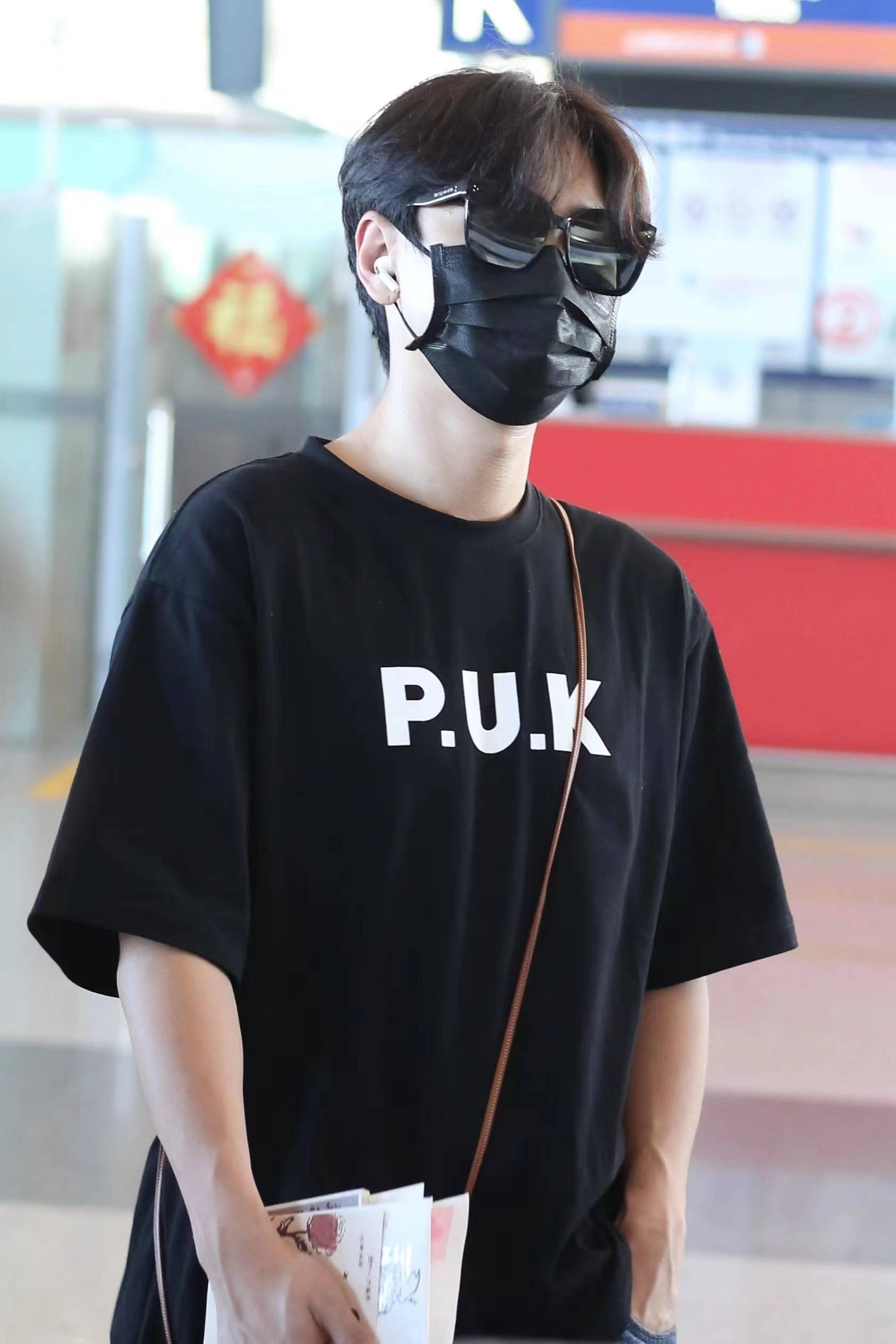 汪苏泷t恤牛仔裤走机场中分发型戴墨镜复古感满满