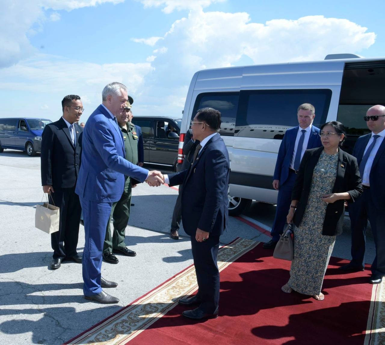 缅军总司令敏昂莱会见新西伯利亚州州长后返回缅甸
