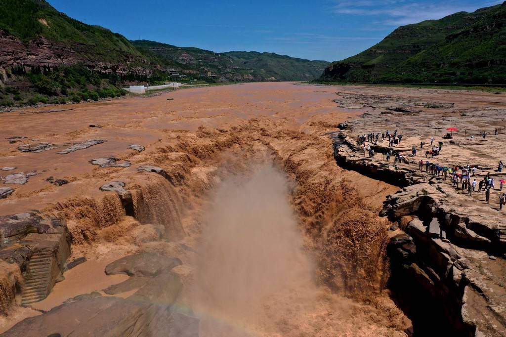 山西吉县黄河壶口瀑布引游人