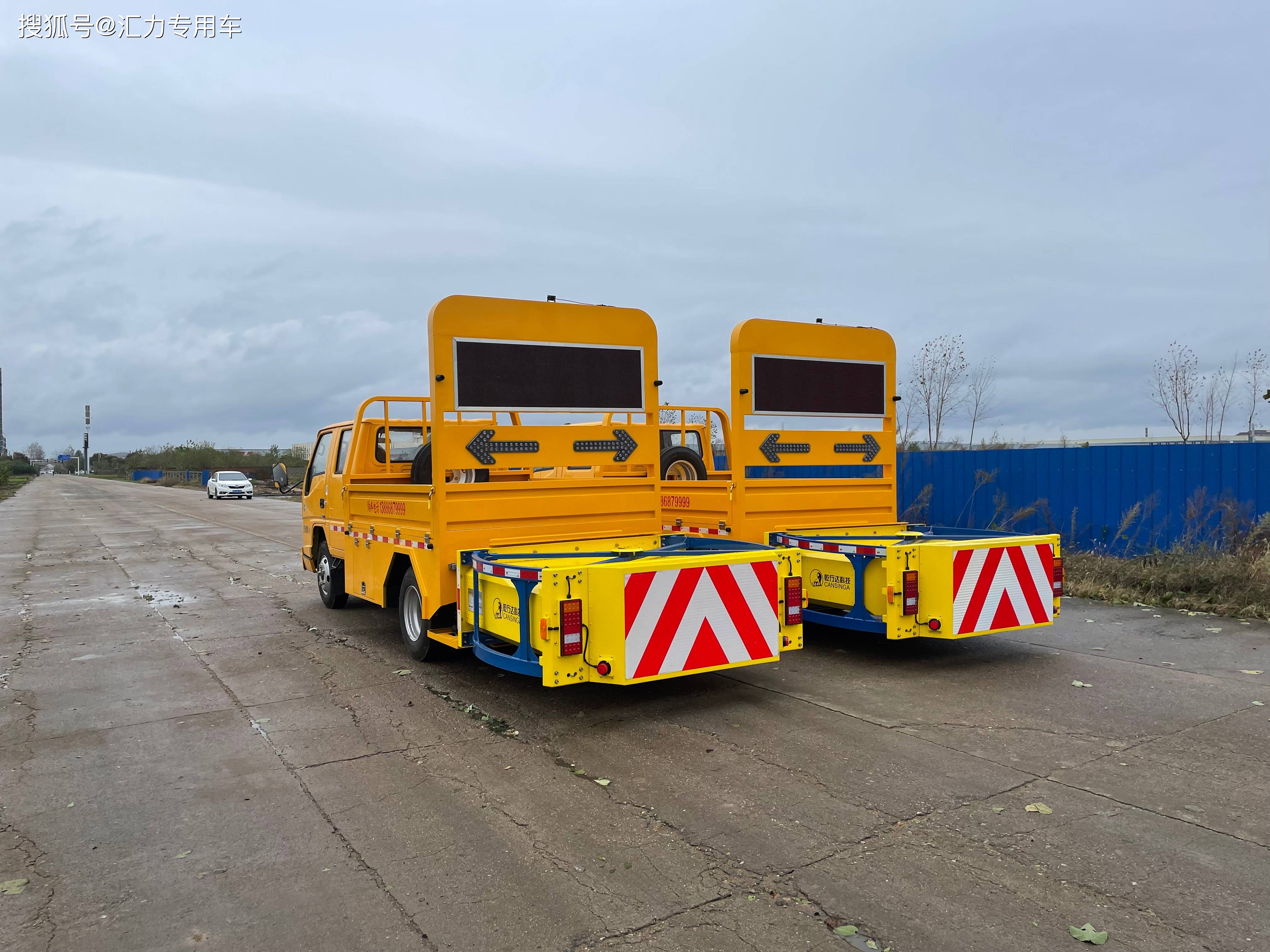 防撞缓冲车尾部设置防撞缓冲块,防撞缓冲块采用液压升降装置,还配备