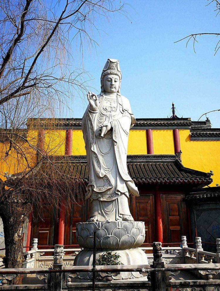 石雕滴水观音像——金山寺大殿前的石雕佛像_寺庙_艺术品_金山上