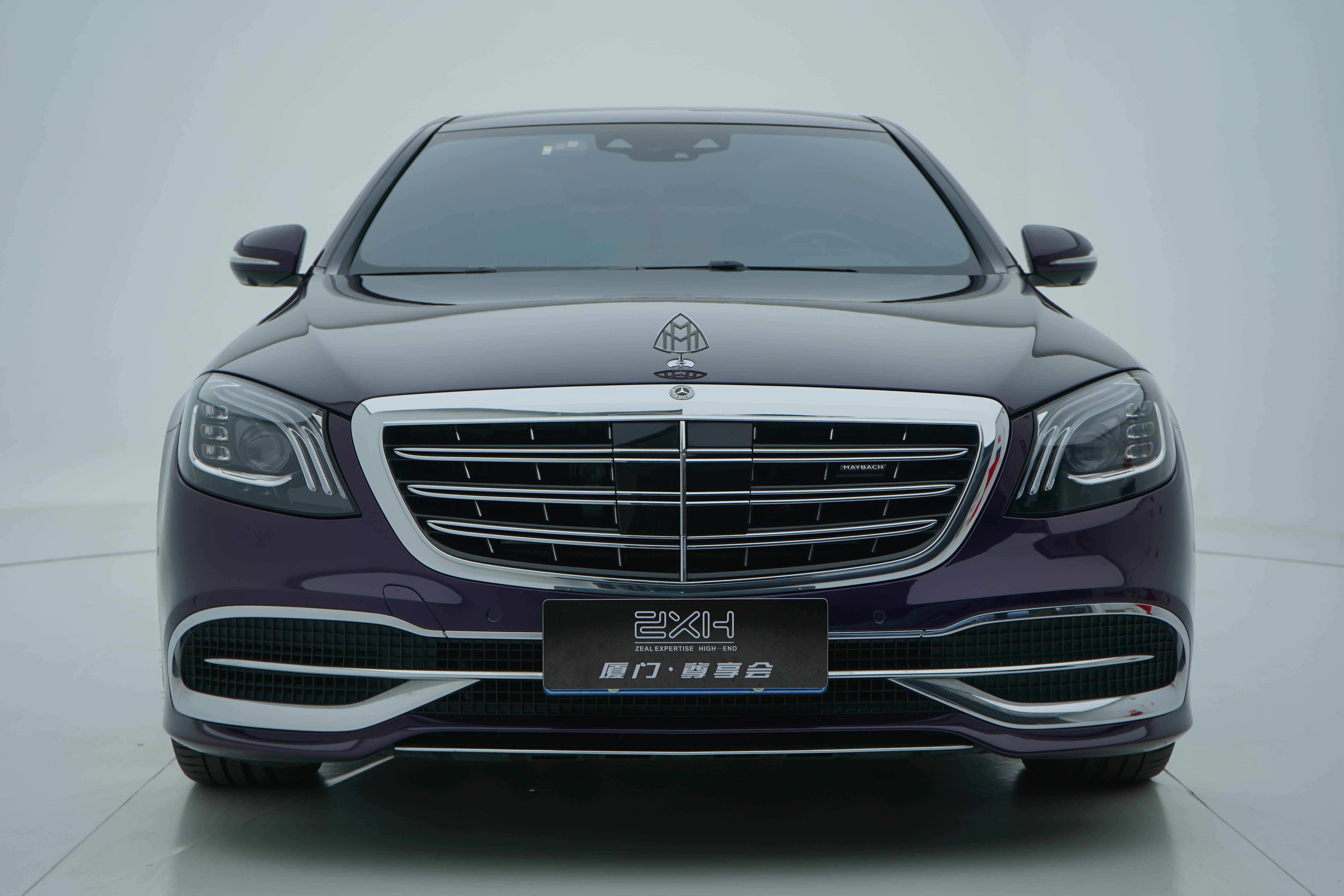 迈巴赫s560装贴非常个性的威尼斯紫,相信很多车主都看腻原厂颜色,审美