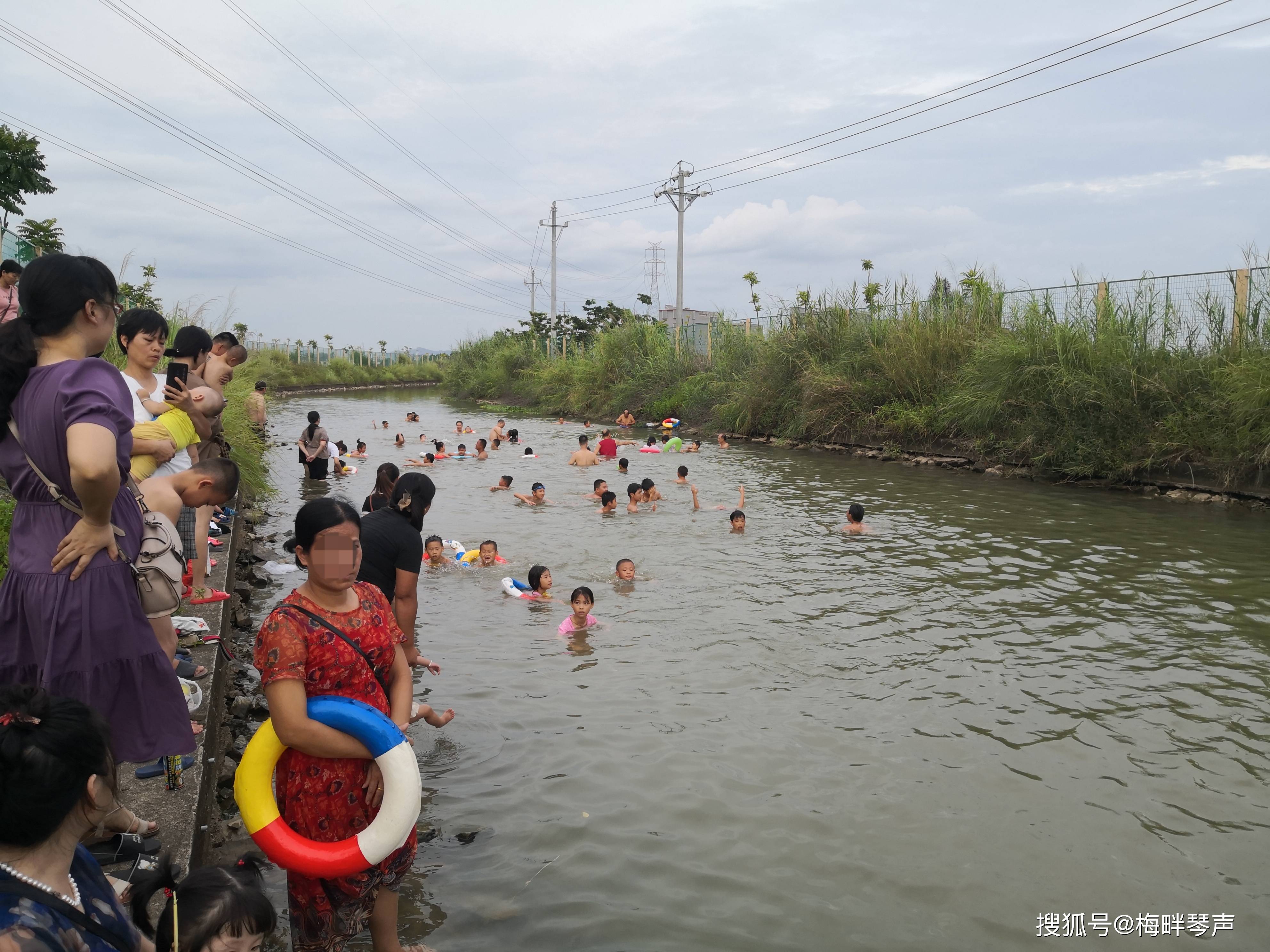 农村河边游泳图片