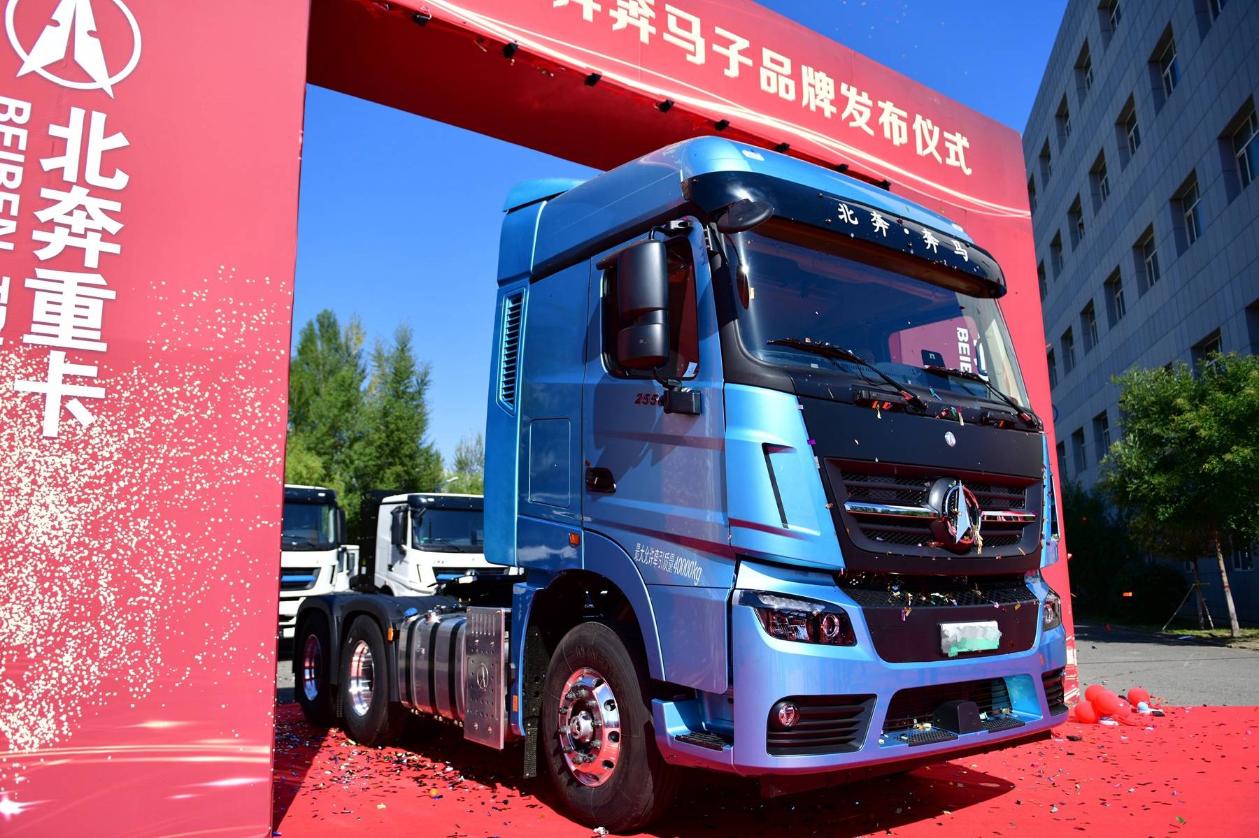 剑指长途物流市场北奔重汽子品牌北奔奔马发布千台新能源重卡首批发车