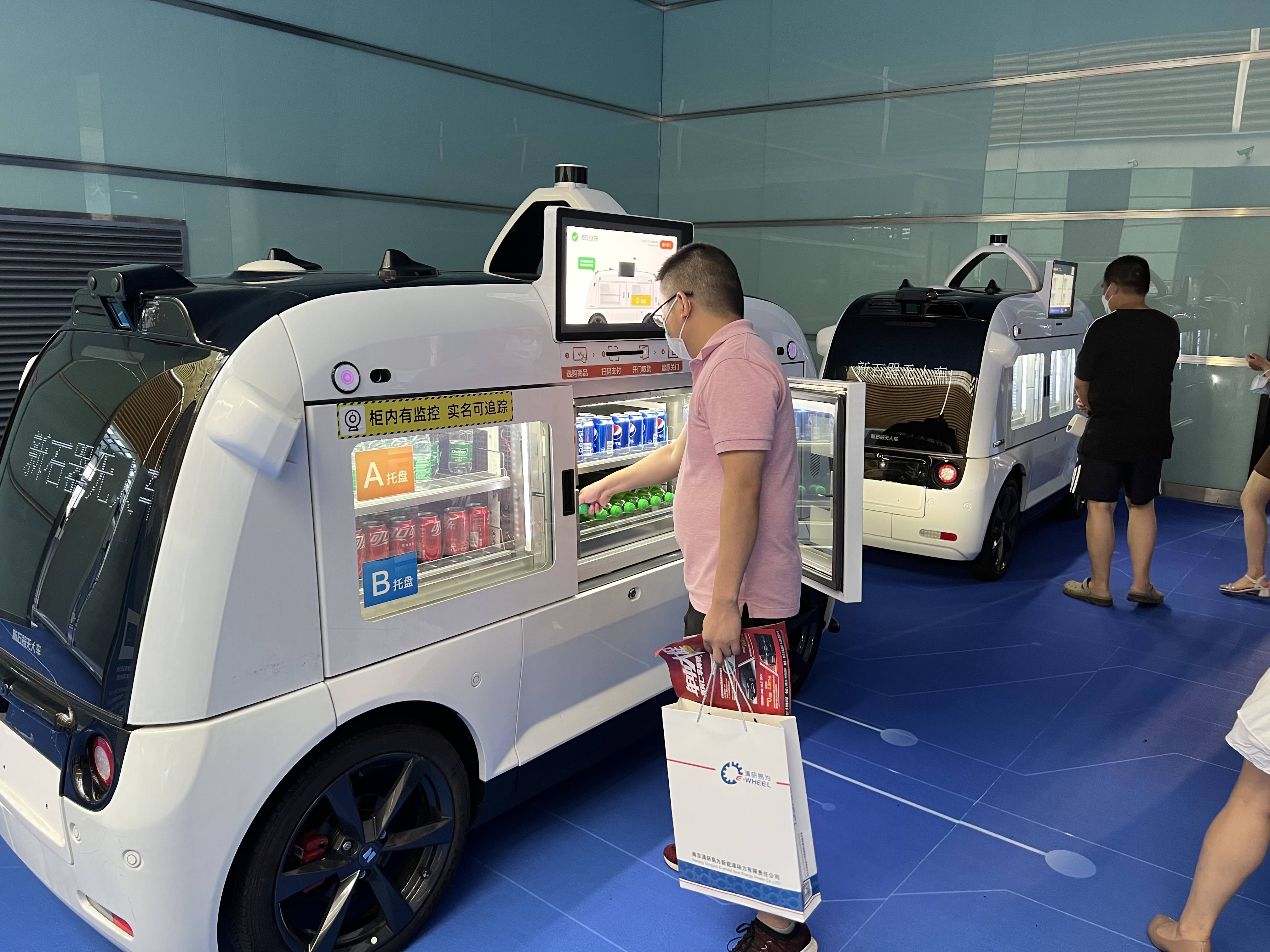 新石器无人零售车亮相2022世界动力电池大会,让智慧服务触手可及