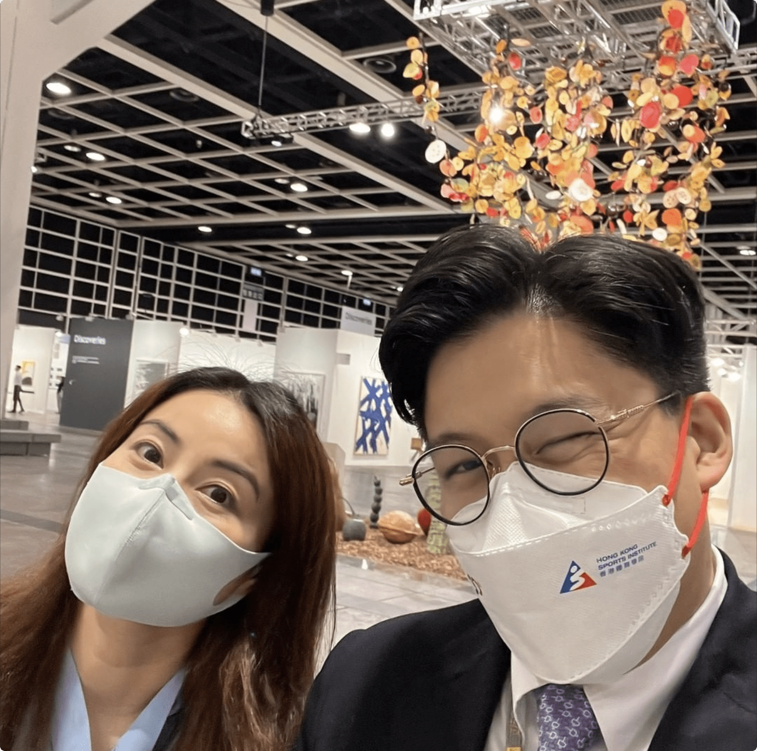 霍启刚携郭晶晶出席金曲颁奖典礼 两人恩爱十足-搜狐大视野-搜狐新闻
