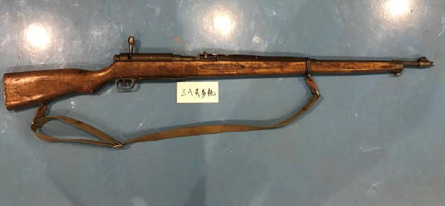 以下为常见的抗日战争主题博物馆的展品复制:土枪,土铳,驳壳枪,三八式