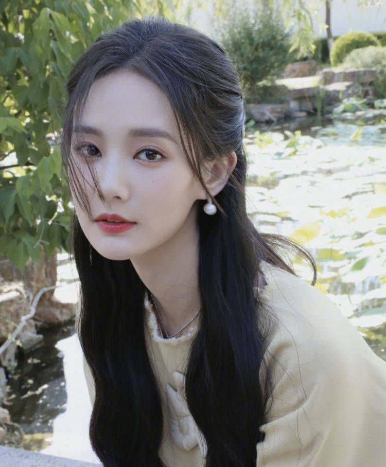女明星李一桐写真合集清新明丽姣美可人