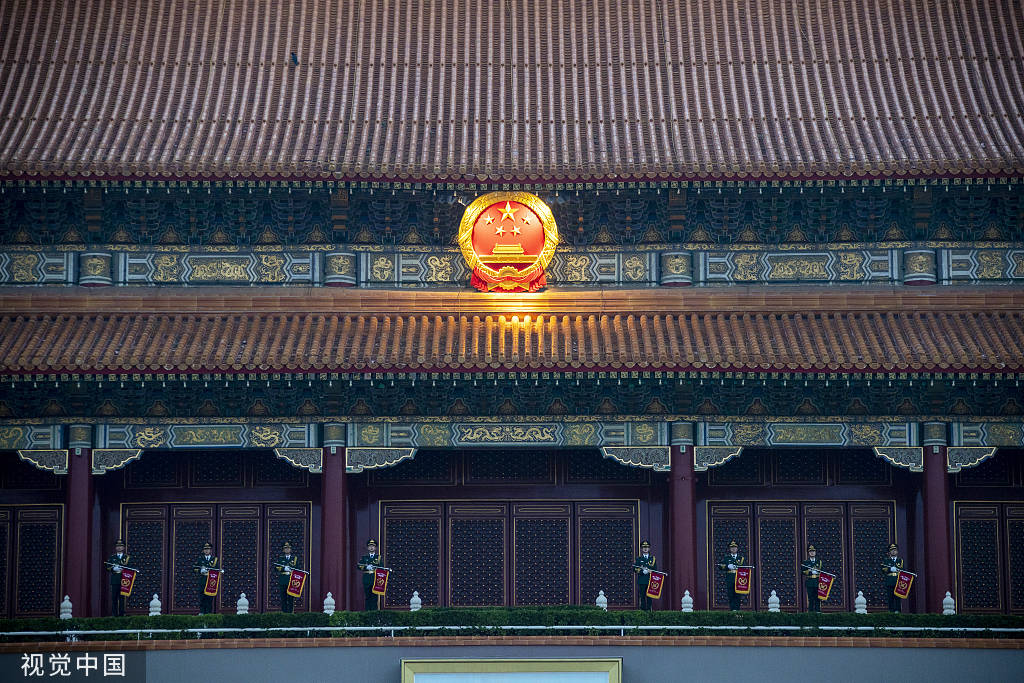 喜迎八一建军节 数万群众天安门广场观看升旗仪式-搜狐大视野-搜狐新闻