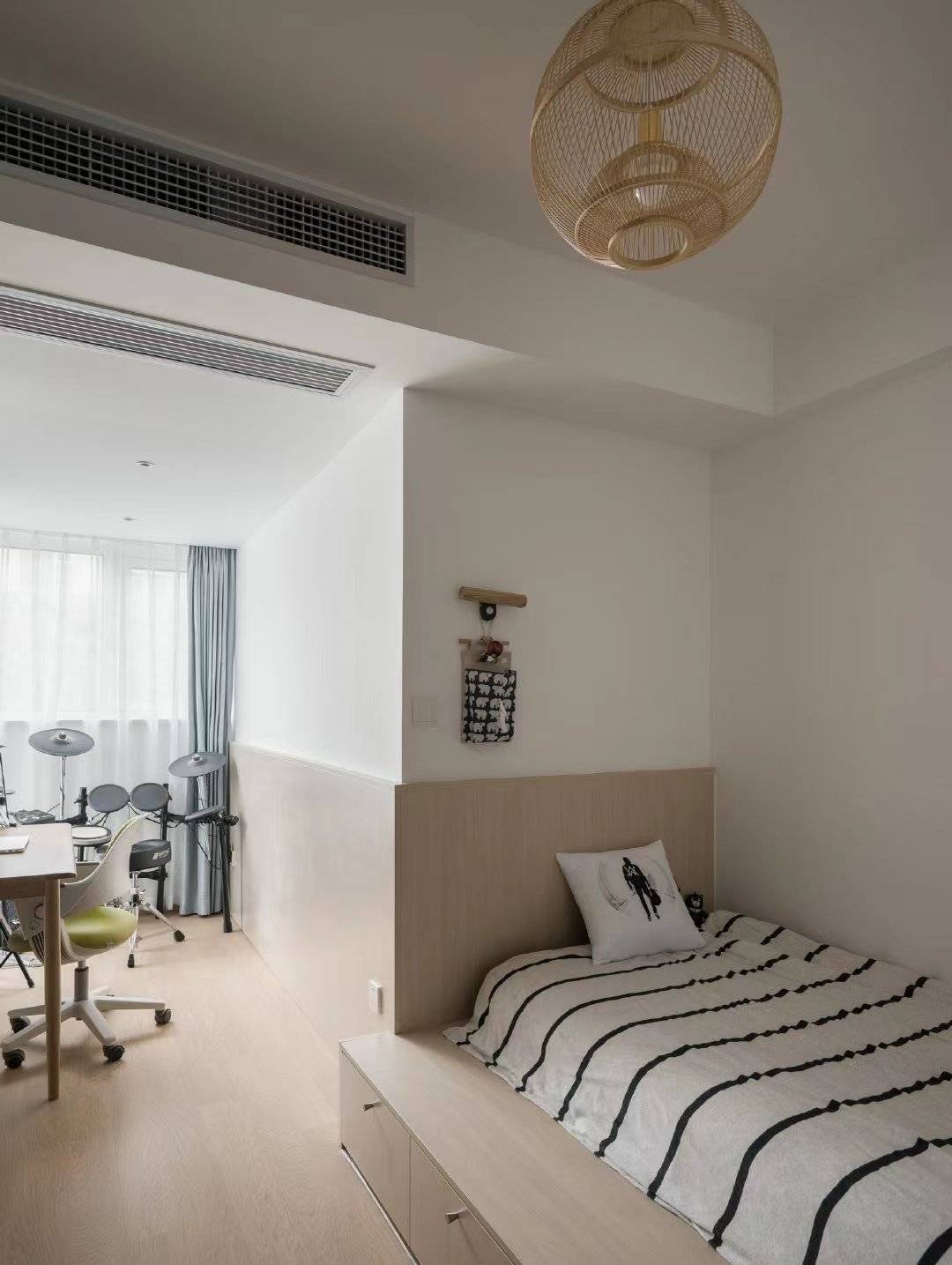 根据空间的布局,手工打制的榻榻米的床,为居者提供了一个休憩的空间.