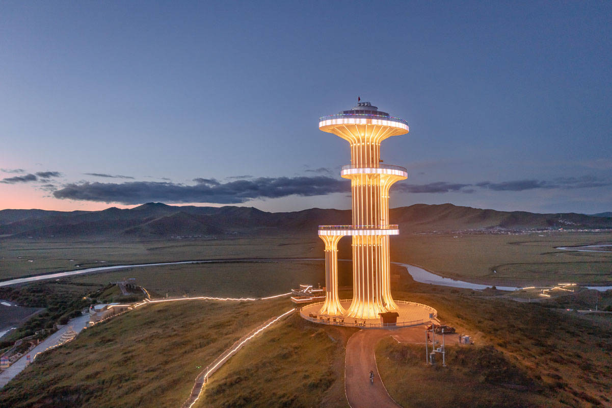 四川红原夜幕下的月亮湾观光塔