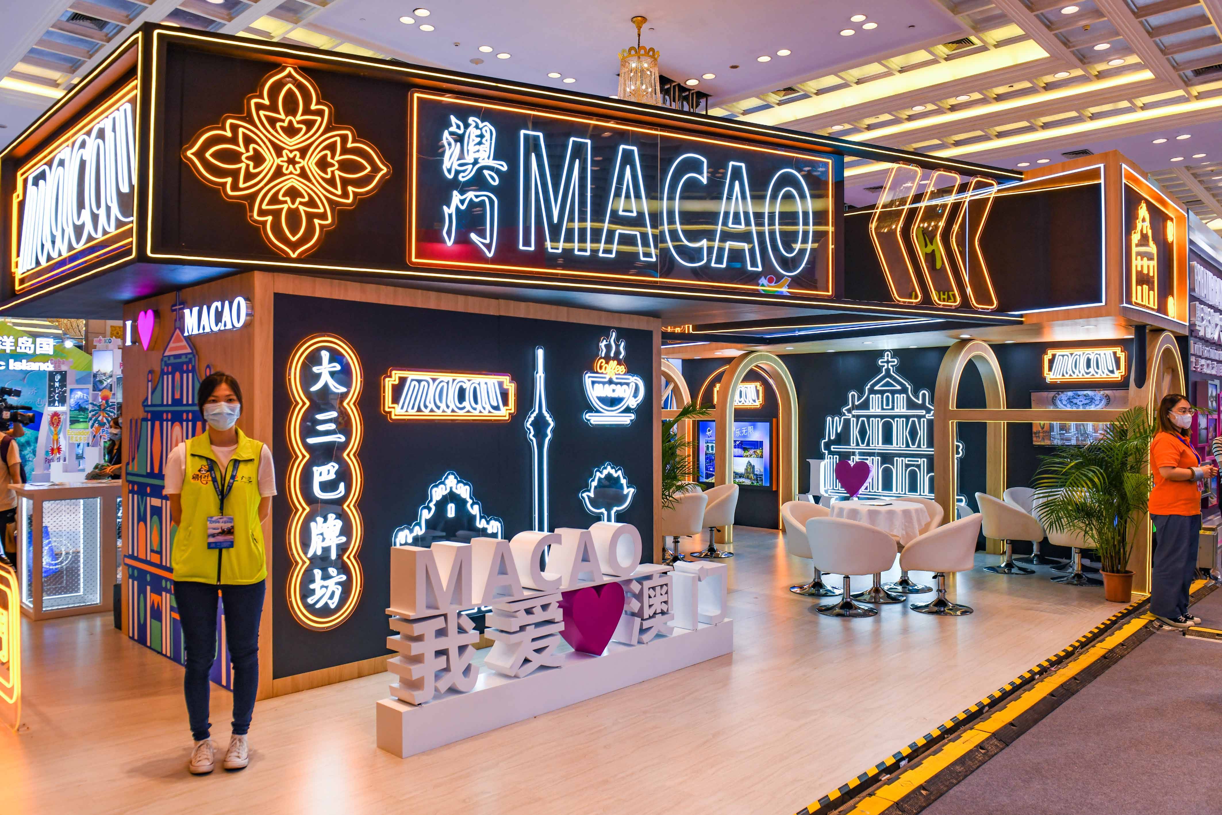 作为旅博会连续五届"旅游目的地合作伙伴",韶关市展出特色文创,非遗