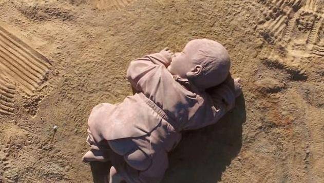 世界上最大的“巨婴”，躺戈壁滩上已经4年，看后莫名心疼