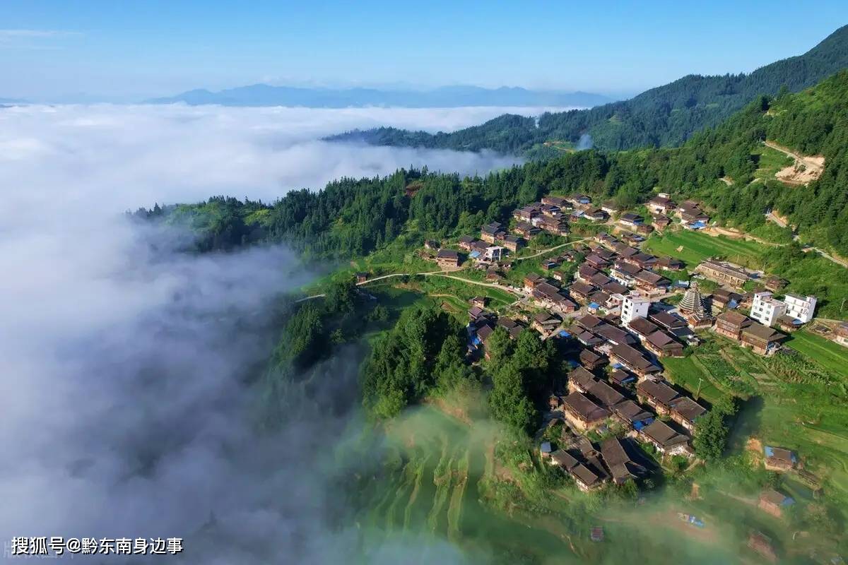 天鹅山侗寨，村庄与青山、稻田、云海交相辉映，宛如一幅美丽的山村画卷