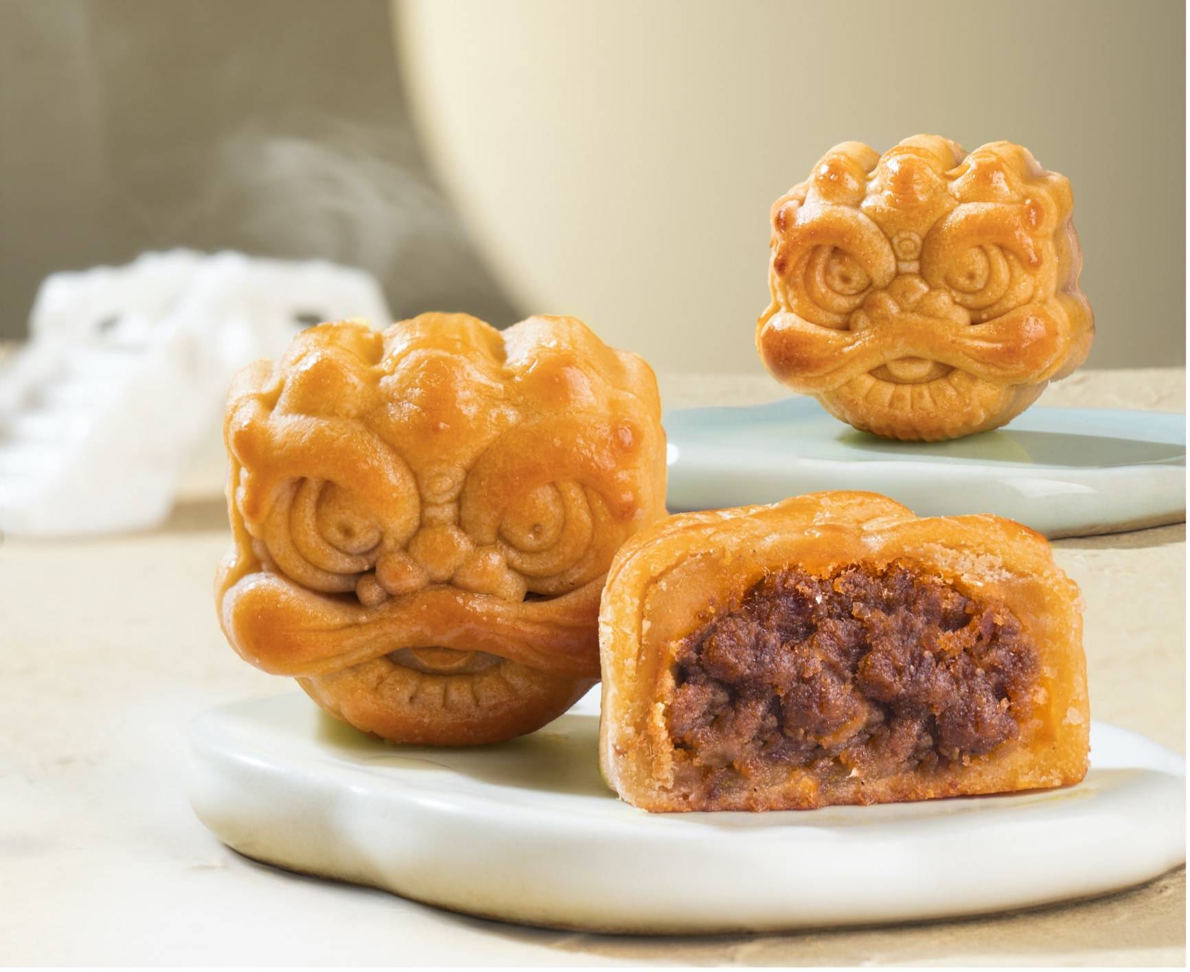 共同传播中国传统文化;同时醒狮狮头形状的月饼,不仅代表着吉祥如意