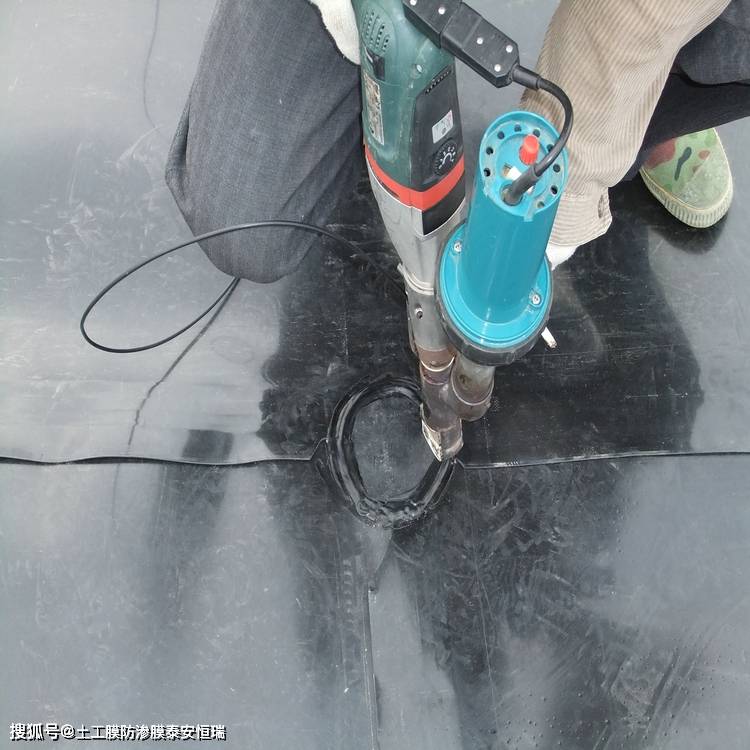 hdpe土工膜与hdpe管连接方法_示意图_焊接_工程